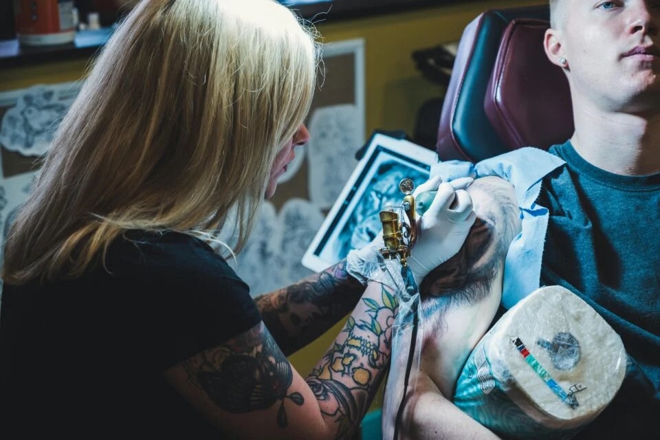 Convenção de tatuagem reunirá mais de 100 profissionais em Goiânia