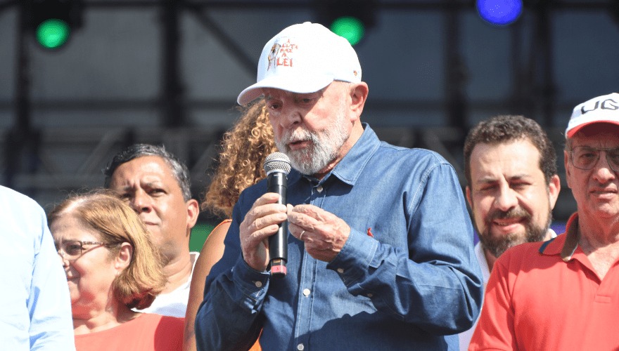 Lula sanciona lei que altera tabela do Imposto de Renda e diz que até 2026 será aprovada