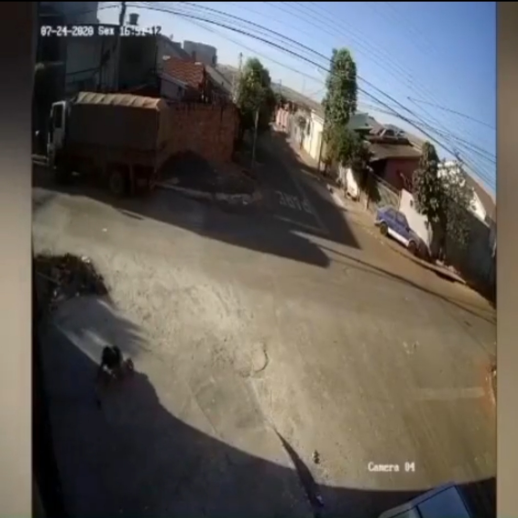 Criança é flagrada por câmera ao cair do 2º andar de uma casa em Rio Verde