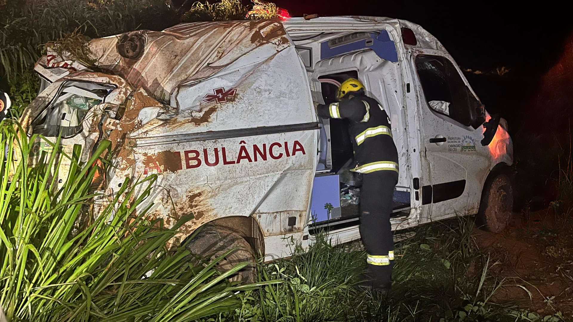 Ambulância de Chapadão do Céu capota e deixa feridos na BR-060 próximo a Rio Verde 