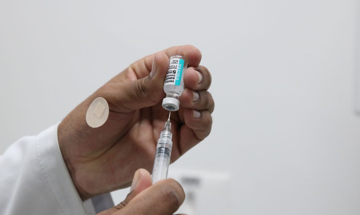 Mais de 4,1 milhões de pessoas receberam a dose reforço da vacina bivalente 