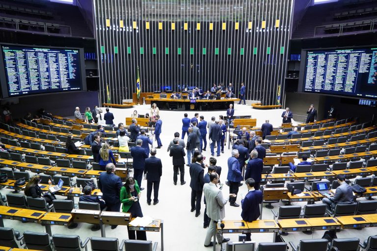 Câmara aprova MP que altera regras do auxílio-alimentação e regulamenta o teletrabalho