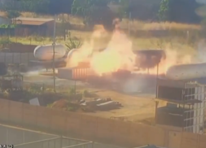 Incêndio em tanque de gás quase atinge bombeiros e causa explosão