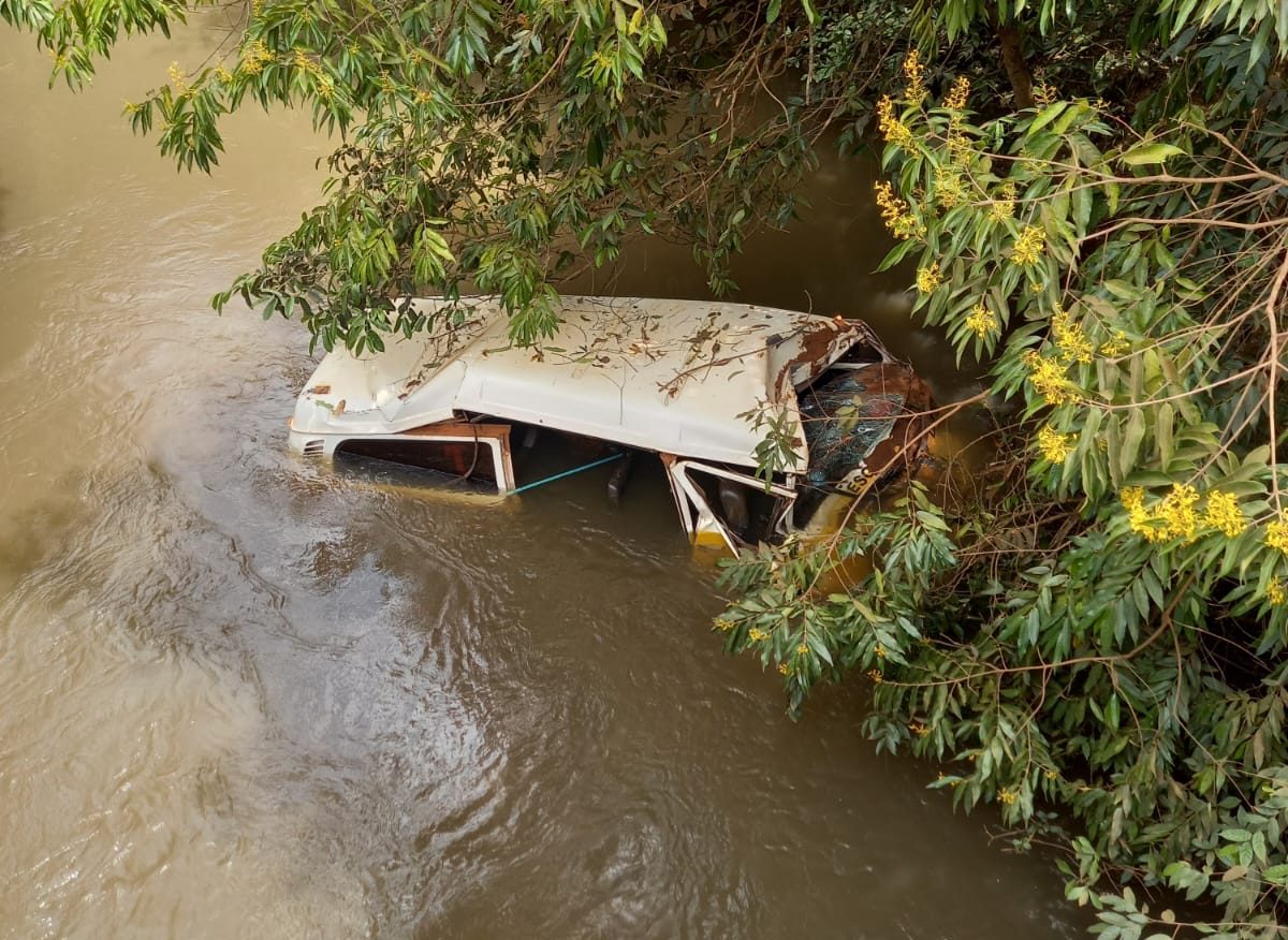 Veículos de transporte escolar cai de ponte com crianças em Rio Verde