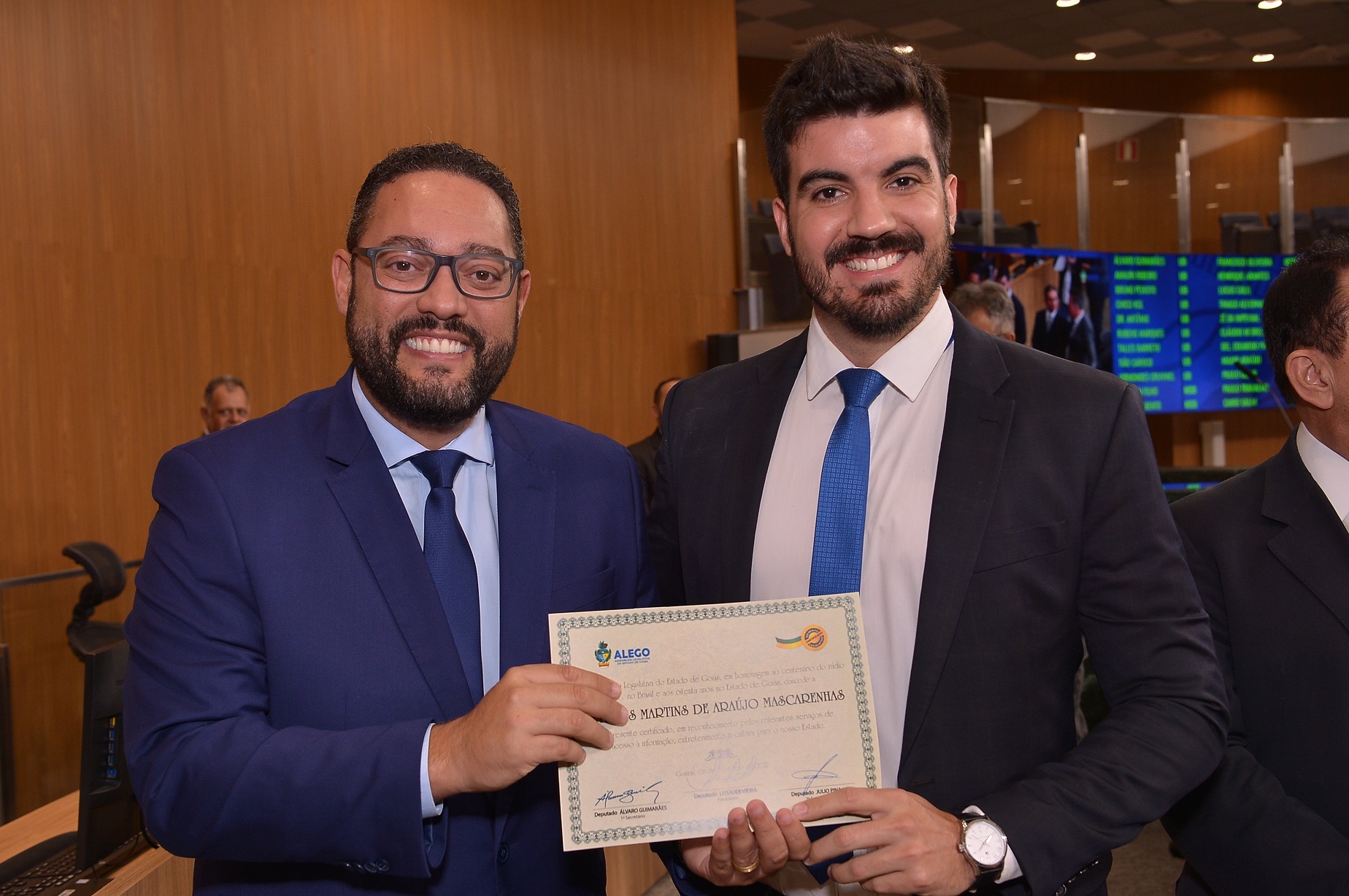 Matheus Mascarenhas da Líder 95FM recebe homenagem da Alego durante centenário do Rádio