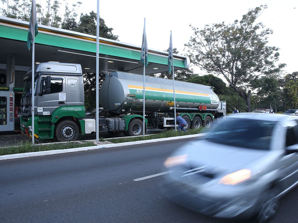 Petrobras reduz R$ 0,18 da gasolina para as distribuidoras a partir de amanhã (16)
