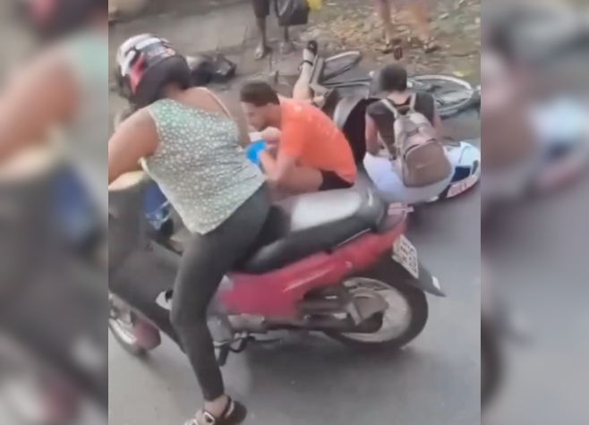 Motociclista cai ao tentar observar acidente com ciclista, em MG