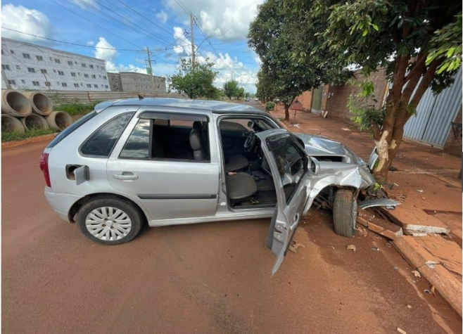 Motorista embriagado colide em árvore no Bairro Nilson Veloso, em Rio Verde