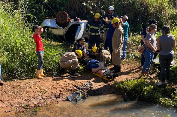 Mulher de 46 anos resgatada com segurança após capotamento e queda de carro em córrego de Ouroana