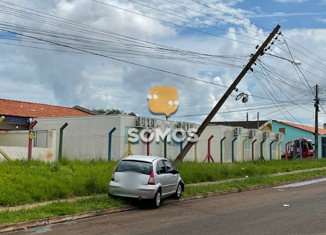 Mulher perde o controle e bate em poste com carro em rua do bairro Gameleira, em Rio Verde