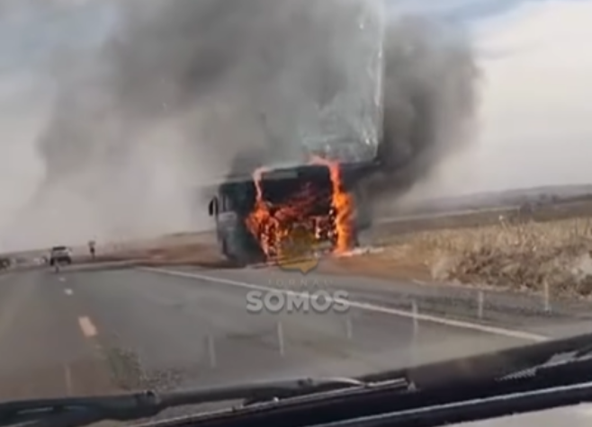 Ônibus pega fogo na GO-210 entre Rio Verde e Santa Helena