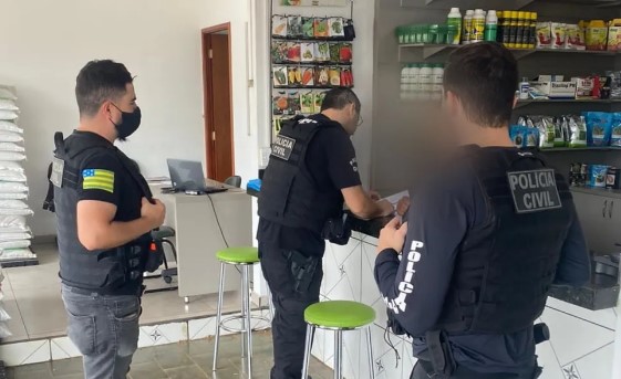 Operação em cidades goianas prende seis pessoas suspeitas de produzir e comercializar agrotóxicos falsificados 