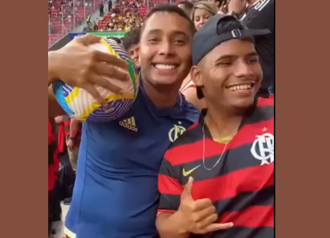 Vídeo mostra torcedor com bola antes de ser arremessada em campo no jogo do Flamengo x Criciúma