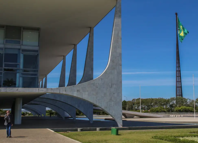 Governo Lula reage à decisão dos EUA em classificar facções como terroristas e acusa família Bolsonaro de buscar interferência estrangeira