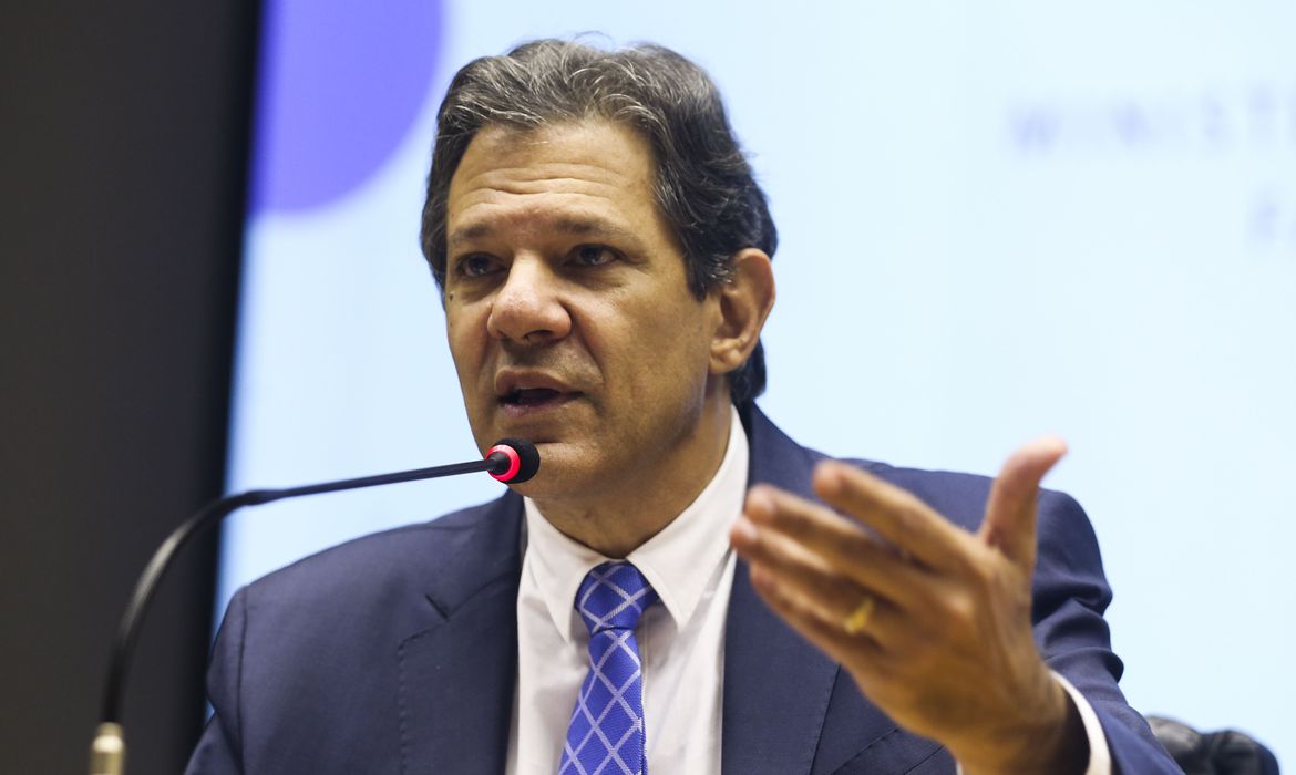 Por determinação de Haddad, Receita doará itens apreendidos para para vítimas dos temporais em SP