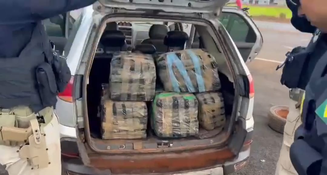 PRF prende jovem transportando 125 kg de maconha em Rio Verde