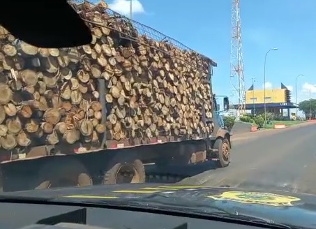 PRF retira caminhões irregulares de circulação em Rio Verde