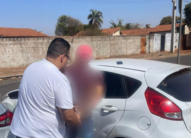 Homem é preso por contrabando e violência doméstica no Bairro Nilson Veloso, em Rio Verde