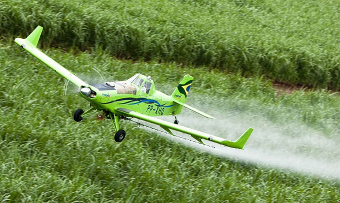 Coluna Marcos Paulo: PROJETO DE LEI QUER BANIR USO DE PULVERIZAÇÃO AÉREA EM GOIÁS