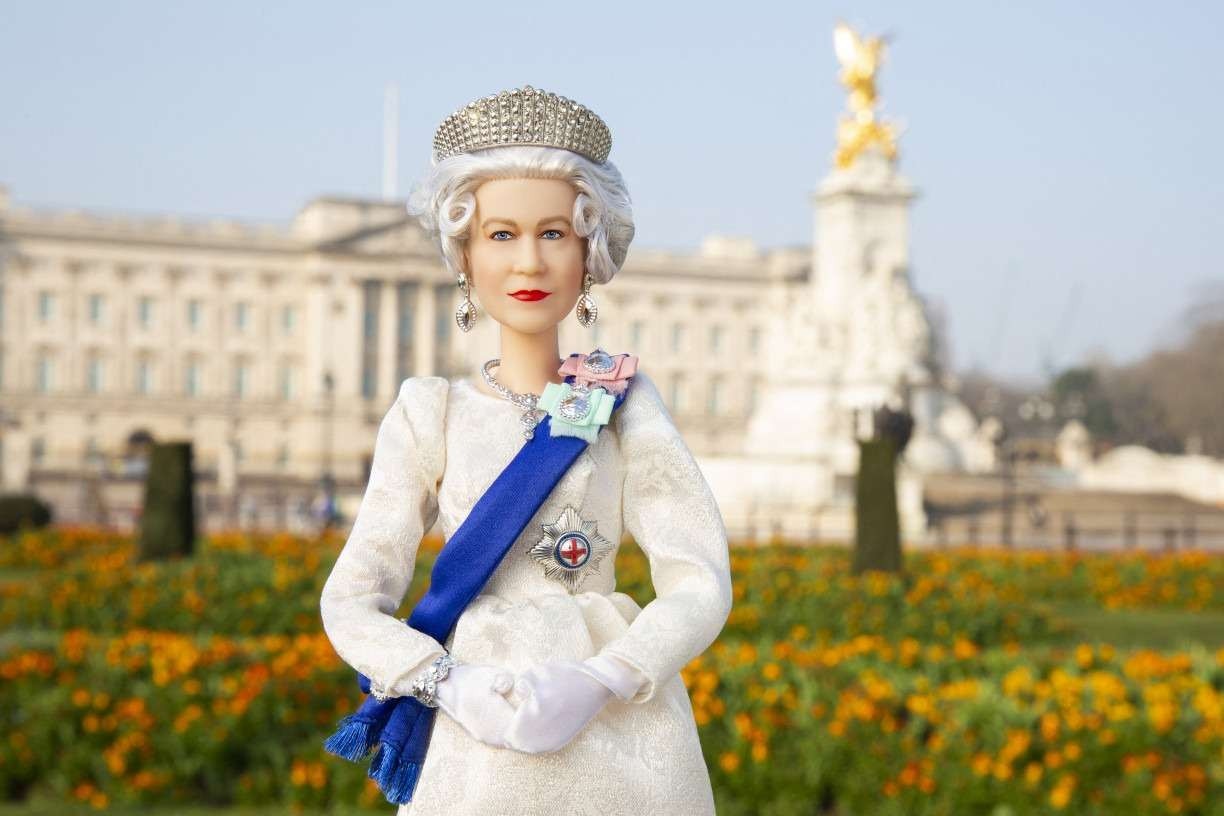 Rainha Elizabeth II ganha boneca Barbie em homenagem aos seus 70 anos no trono