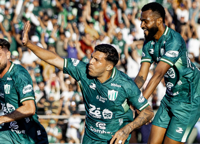 Rio Verde domina o Goianésia, vence por 3 a 0 e segue líder da Divisão de Acesso