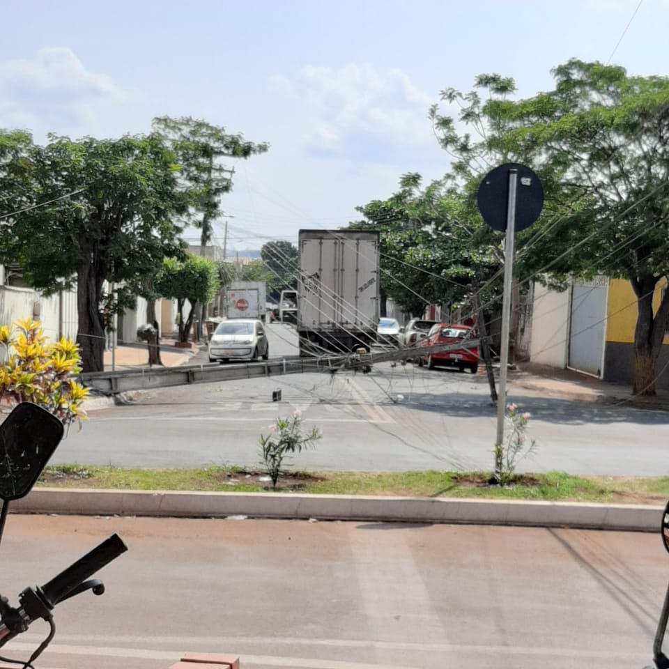 Caminhão derruba poste no Parque Bandeiras em Rio Verde