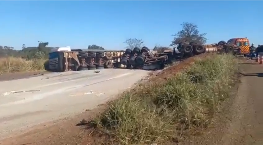 Acidente entre caminhões na BR 452, em Rio Verde causa uma morte