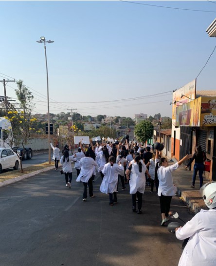 Profissionais da Enfermagem fazem manifestação pacífica em Rio Verde