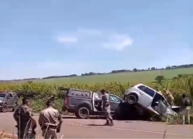 Casal morre e quatro policiais ficam feridos em acidente na BR-364, em Jataí -GO