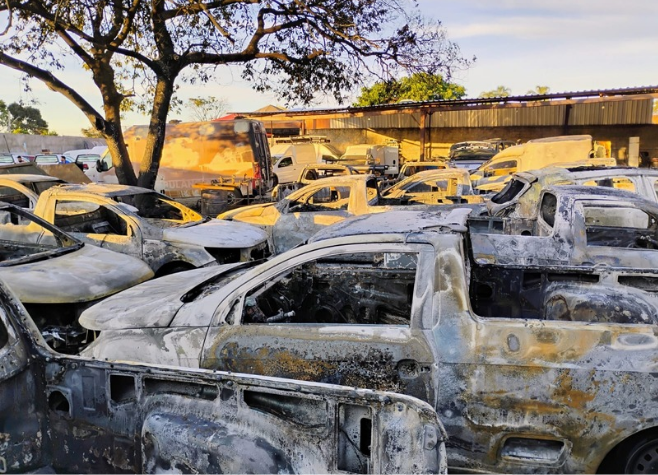 Incêndio atinge pátio de empresa e destrói 21 veículos em Aparecida de Goiânia
