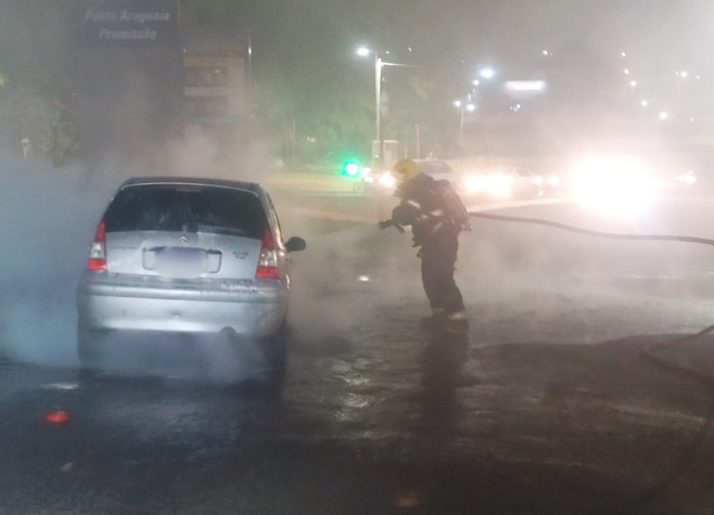 Bombeiros contêm chamas em carro que pegou fogo na Promissão,  em Rio Verde