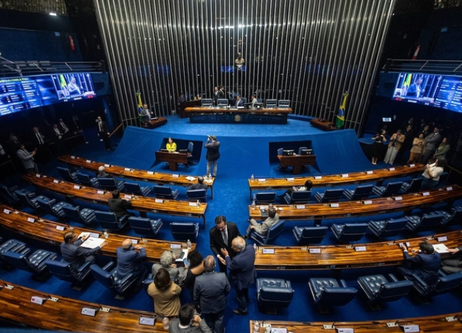 Pedido de plebiscito sobre a volta da monarquia no Brasil avança no Senado