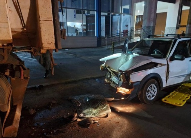 Motorista fica ferido e passageiro morre após colidir na traseira de caminhão na Av. Pauzanes em Rio Verde