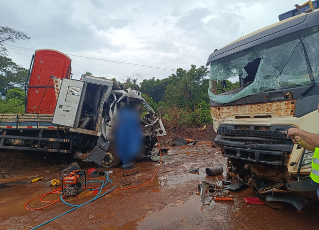 Dois caminhões colidem e deixa uma vítima morta na GO-164, em Quirinópolis