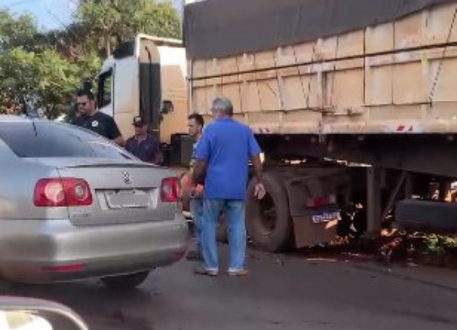 Colisão em rotatória envolve caminhão e carro no Dom Miguel