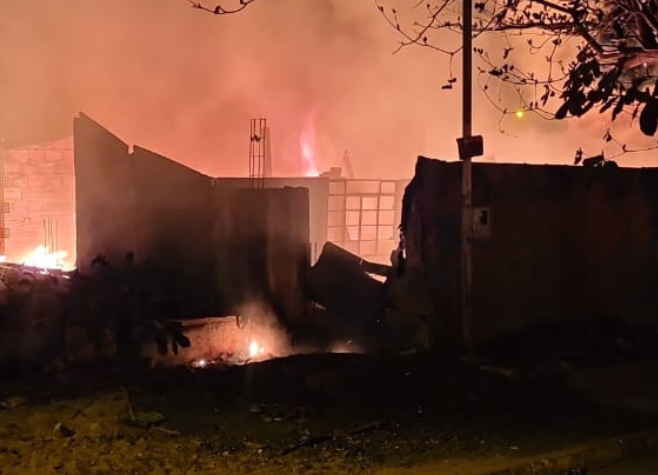 Casa abandonada pega fogo próximo ao terminal do bairro Promissão, em Rio Verde-GO 