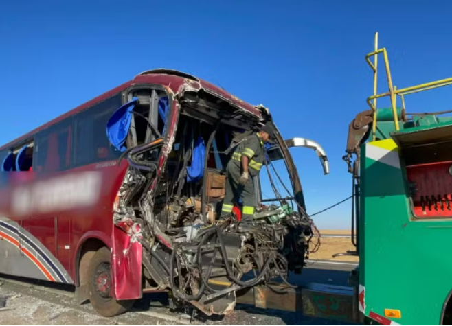 Ônibus bate em caminhão e deixa 2 pessoas mortas e 20 feridas em IpameriGO