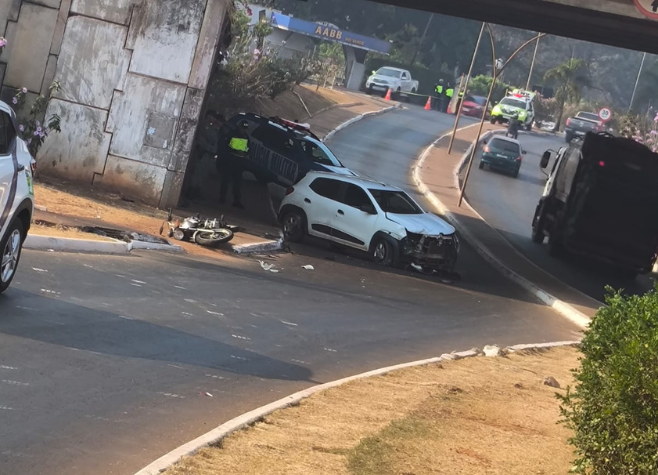 ERRATA | Acidente entre carro e moto deixa duas pessoas feridas no túnel do Solar do Agreste; Motorista estava bêbado 