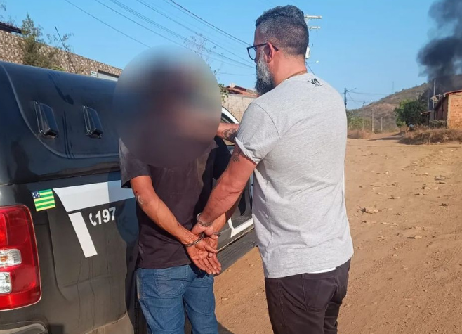 PCGO prende homem por ameaçar e atear fogo em residência de vítima em Niquelândia 