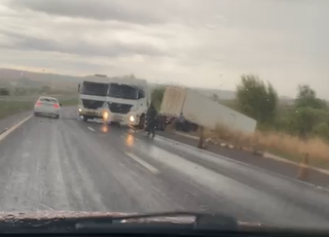 Caminhão, supostamente, sai da pista na BR-060, entre Jataí e Rio Verde