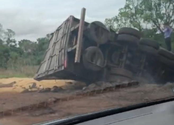 Caminhão de grãos tomba próximo ao trevo da BR-452