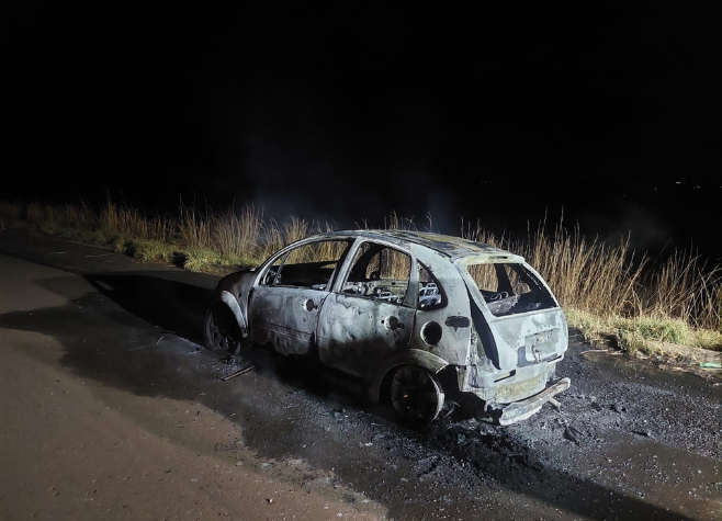 Carro pega fogo após colidir com bloco de meio fio em anel viário de Rio Verde-GO