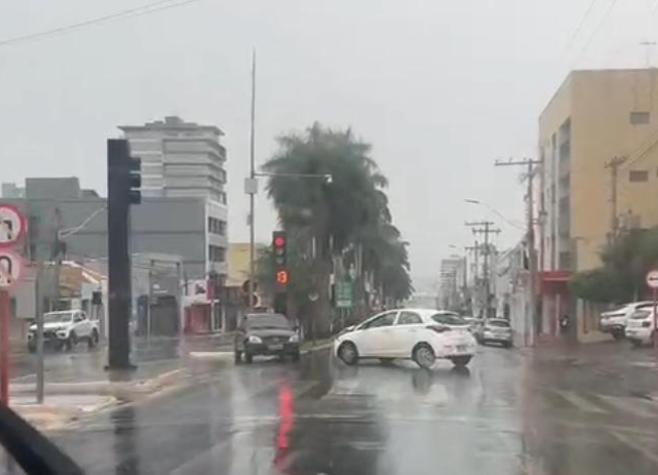 Motorista avança sinal vermelho e colide o carro em outro veículo na Avenida Presidente Vargas 