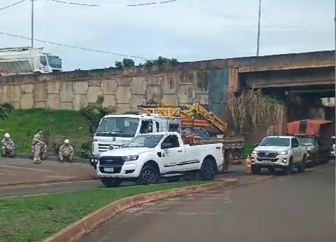 Caminhão quebra no túnel de acesso ao Bairro Mutirão e causa congestionamento