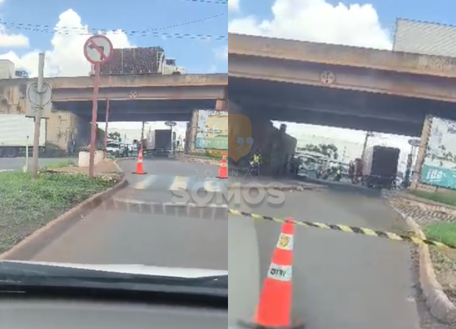 Caminhão paralisa trânsito no túnel de acesso ao Residencial Gameleira 