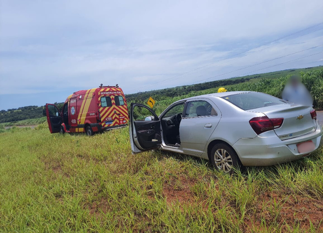 Saída de pista na BR-452 deixa passageira ferida em Rio Verde