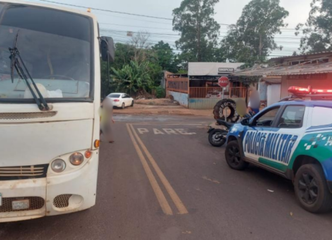 Acidente entre moto e micro-ônibus em Rio Verde deixa motociclista ferido