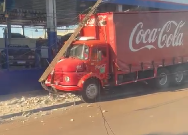 Caminhão Colide com poste na Avenida Brasília em Rio Verde