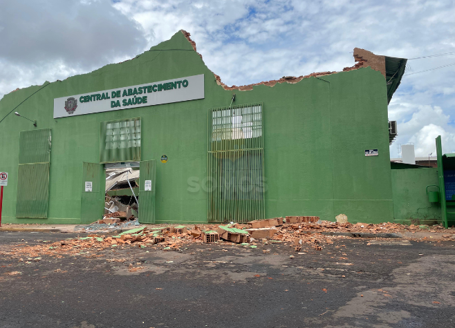 Teto de Centro de Abastecimento de Saúde desaba em Rio Verde-GO: três pessoas ficam feridas