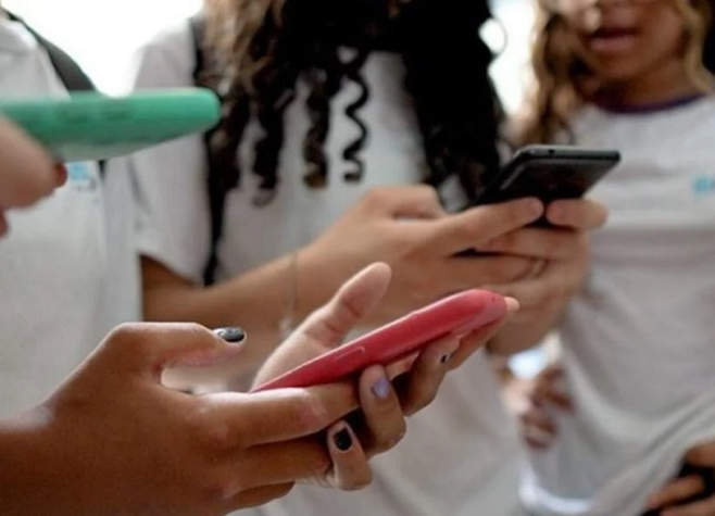 Proibição de celulares nas escolas ganha o apoio de 62% da população brasileira, diz Datafolha